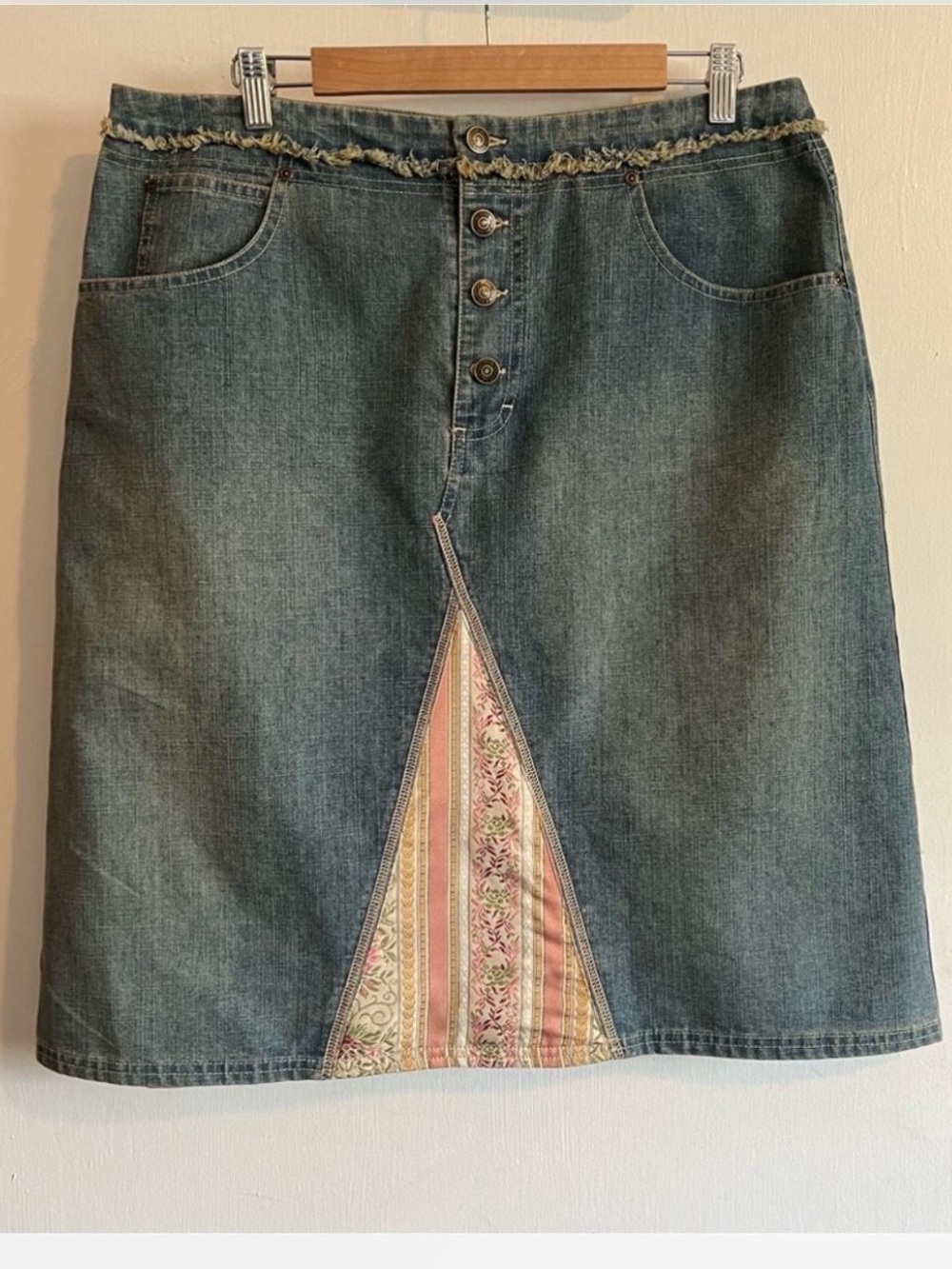 Y2K Gloria Vanderbilt Denim mini Skirt with Floral fabric details
size 14